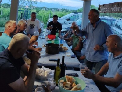 MURVICA GORNJA - Odlazak u mirovinu  vatrogasni zapovjednik  Željko Šoša proslavio u masliniku! MURVICA GORNJA - Odlazak u mirovinu  vatrogasni zapovjednik  Željko Šoša proslavio u masliniku!