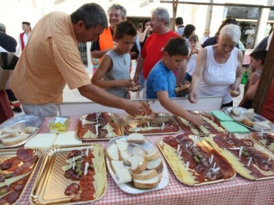 Na 1. Festivalu češnjaka nije izostao ni dalmatinski pršut uz bijeli luk