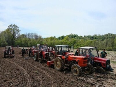 Na traktorijadi kod Janjića obradili 4 hektara zemlje Na traktorijadi kod Janjića obradili 4 hektara zemlje