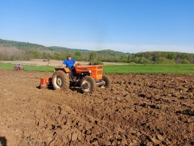 Na traktorijadi kod Janjića obradili 4 hektara zemlje Na traktorijadi kod Janjića obradili 4 hektara zemlje