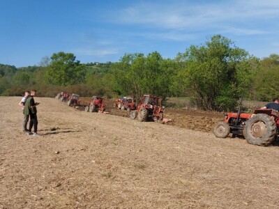 Na traktorijadi kod Janjića obradili 4 hektara zemlje Na traktorijadi kod Janjića obradili 4 hektara zemlje
