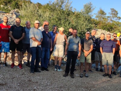 Na Ugljanu obnovio 400 godina stari maslinik Na Ugljanu obnovio 400 godina stari maslinik