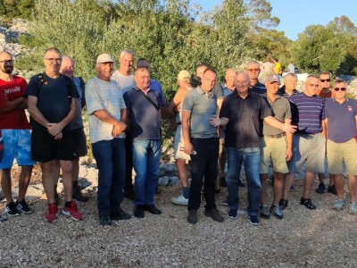 Na Ugljanu obnovio 400 godina stari maslinik Na Ugljanu obnovio 400 godina stari maslinik