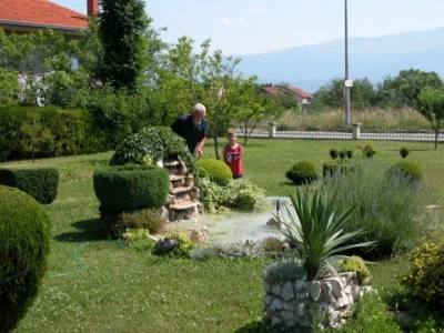 Najdraži Draženovi trenuci s unukom u eko vrtu