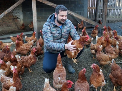Najmlađi farmer Srebrenice: Zatvorio farmu krava i kupio koke nosilje