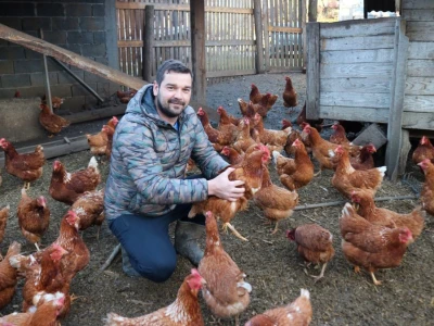 Najmlađi farmer Srebrenice: Zatvorio farmu krava i kupio koke nosilje