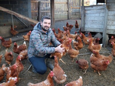 Najmlađi farmer Srebrenice: Zatvorio farmu krava i kupio koke nosilje