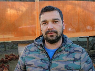 Najmlađi farmer Srebrenice: Zatvorio farmu krava i kupio koke nosilje