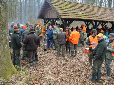 Nakon lova lovci su se mogli zagrijati kuhanim vinom u kotliću