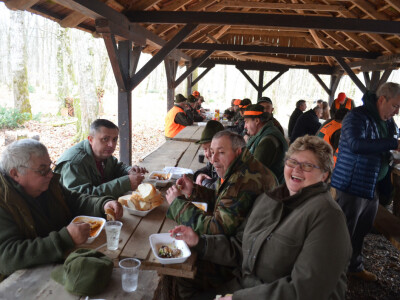 Nakon lova ugodno druženje uz bogatu okrjepu pod šumskom nadstrešnicom