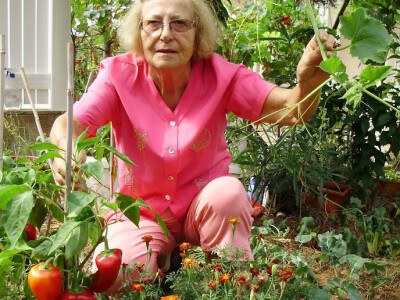 Zlata Nanić u svom vrtu u Malinskoj Zlata Nanić u svom vrtu u Malinskoj