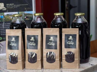 Staklene boce napunjene sokom od aronije OPG Jelčić u dolini Neretve