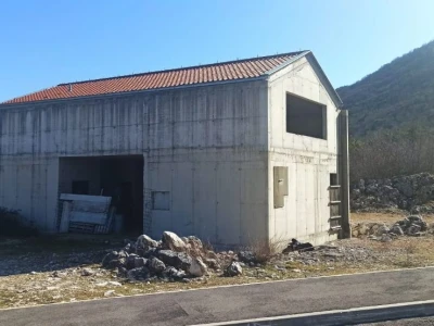 Napuštena hladnjača LS Splitsko-dalmatinske županije u Zadvarju