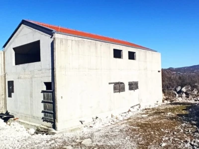 Napuštena hladnjača LS Splitsko-dalmatinske županije u Zadvarju