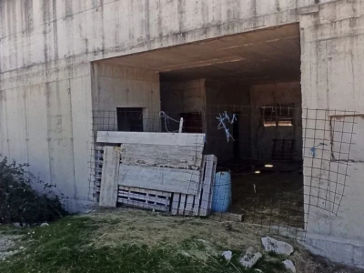 Napuštena hladnjača LS Splitsko-dalmatinske županije u Zadvarju