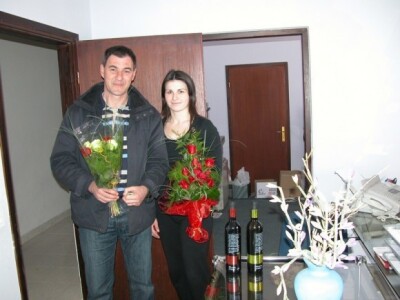 Teo i mlada aranžerka Zrinka Perušić s buketima ruža