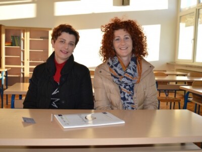 Neda i Ana u školskim klupama