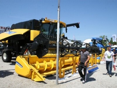 New Holland kombajn na Novosadskom sajmu 2014.