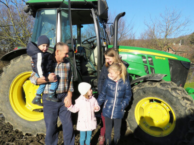 Radosni zbog novog traktora John Deere