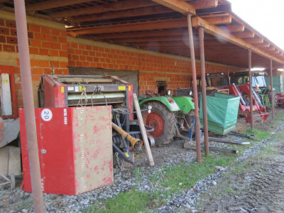 Nadstrešnica sa strojevima i priključcima
