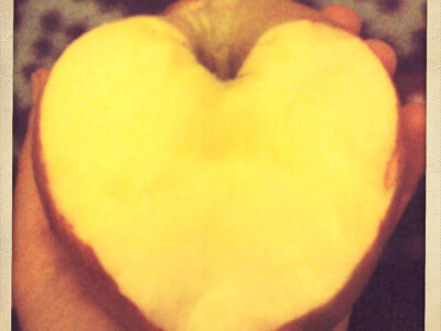 Atraktivan oblik jabuke - srce! Atraktivan oblik jabuke - srce!