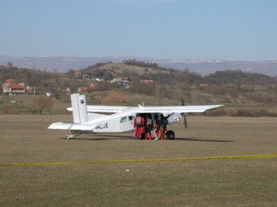 Njemački i hrvatski padobranci ulaze u njemački zrakoplov na sinjskom sportskom aerodromu