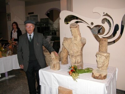 Naivni umjetnik Ivan (Ika) Samardžić uz svoje radove na NS pršuta u Sinju