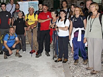 Sudionici noćnog uspona na bračku Vidovu goru (780 metara nad morem) Sudionici noćnog uspona na bračku Vidovu goru (780 metara nad morem)