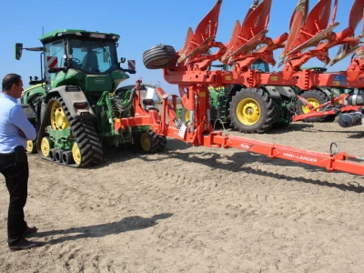 Novi John Deere - DEMO u polju