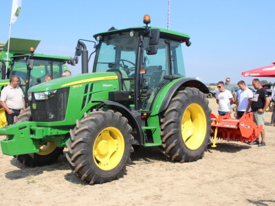 Novi John Deere - DEMO u polju