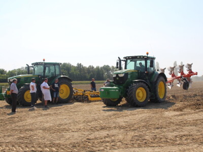 Novi John Deere - DEMO u polju