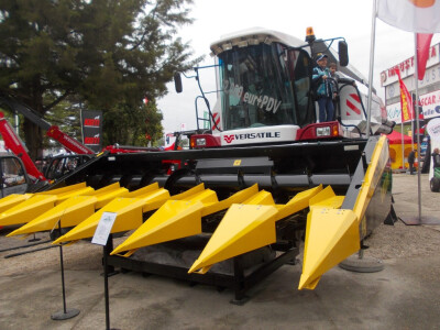 Versatile kombajn ili Rostselmash - razlika je samo u imenu i ciljanu tržištu