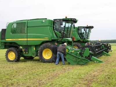 John Deere T560