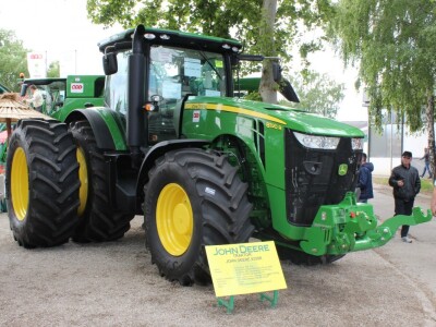 John Deere traktori