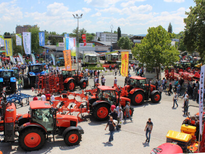 Pogled na izložene Kubote