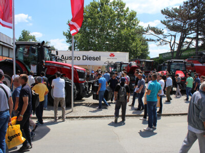 Gužva na štandu Massey Fergusona