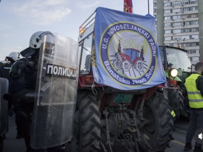 Novoseljanski paori štite traktorima studentske proteste Novoseljanski paori štite traktorima studentske proteste