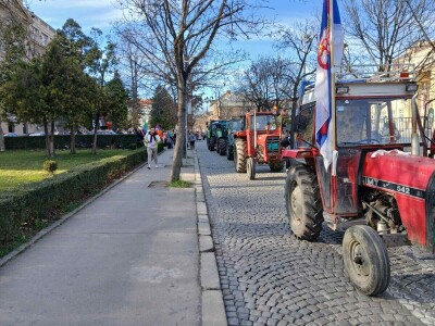 Novoseljanski paori štite traktorima studentske proteste Novoseljanski paori štite traktorima studentske proteste