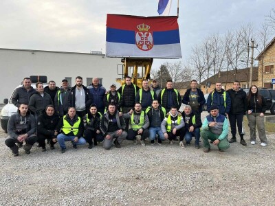 Novoseljanski paori štite traktorima studentske proteste Novoseljanski paori štite traktorima studentske proteste