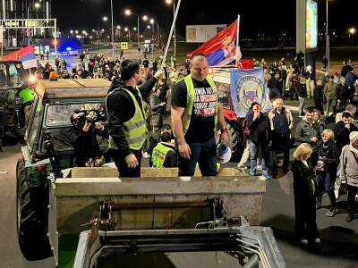 Novoseljanski paori štite traktorima studentske proteste Novoseljanski paori štite traktorima studentske proteste