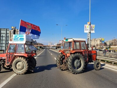 Novoseljanski paori štite traktorima studentske proteste Novoseljanski paori štite traktorima studentske proteste