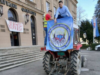 Novoseljanski paori štite traktorima studentske proteste Novoseljanski paori štite traktorima studentske proteste