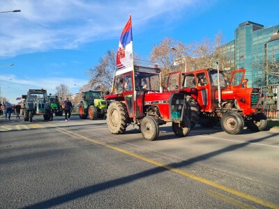 Novoseljanski paori štite traktorima studentske proteste Novoseljanski paori štite traktorima studentske proteste