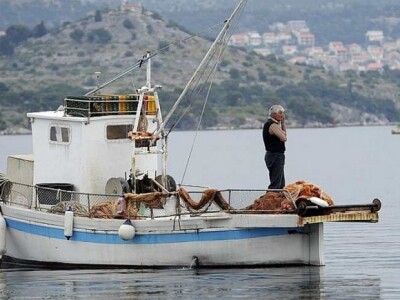 Mali ribar u obalnom ribolovu