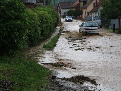 Obilna kiša s tučom pogodila Požegu i okolicu
