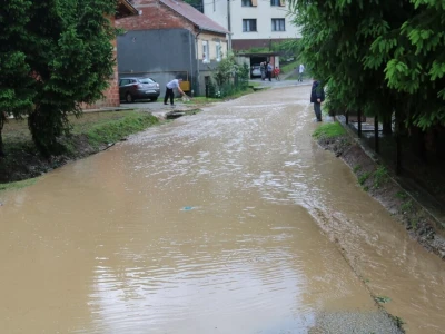Obilna kiša s tučom pogodila Požegu i okolicu