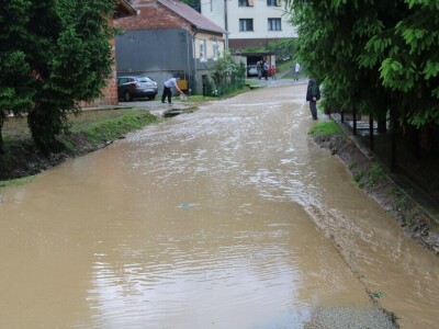 Obilna kiša s tučom pogodila Požegu i okolicu