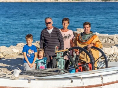 Obitelj Tanfara od 1896. godine čuva tradiciju otoka Krapnja, zanimanje koje se prenosi s oca na sina: spužvarstvo
