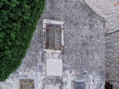 Obitelj Tanfara od 1896. godine čuva tradiciju otoka Krapnja, zanimanje koje se prenosi s oca na sina: spužvarstvo