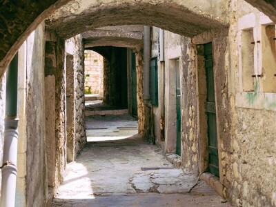 Obitelj Tanfara od 1896. godine čuva tradiciju otoka Krapnja, zanimanje koje se prenosi s oca na sina: spužvarstvo